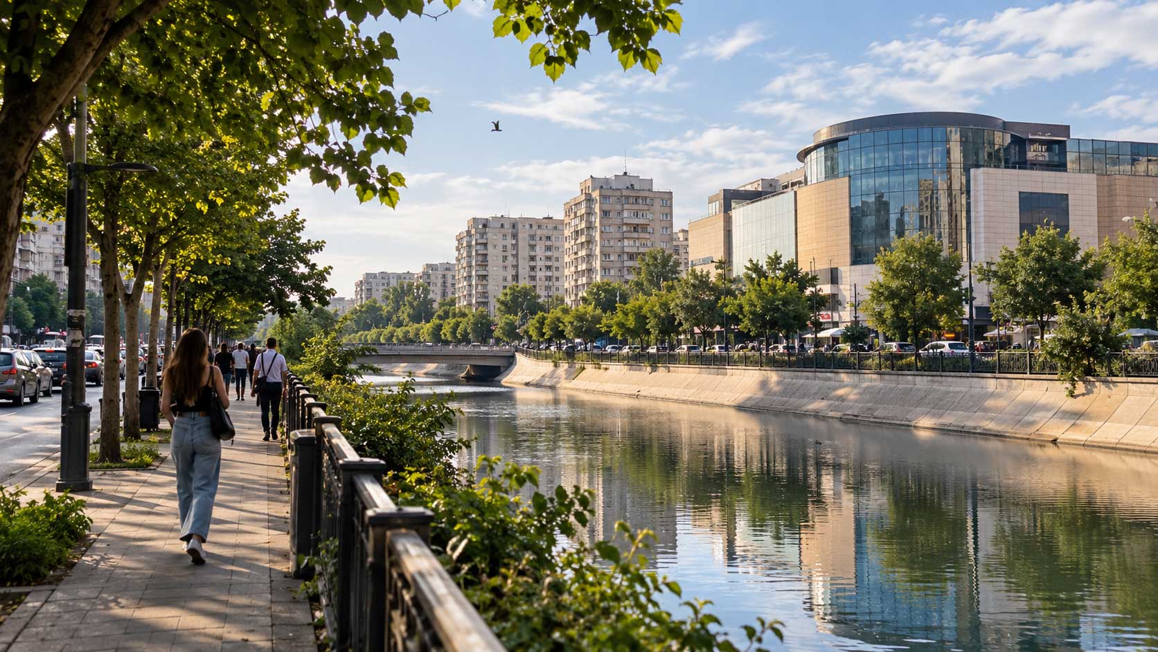 Promenadă pe malul Dâmboviței în Vitan, cu blocuri și clădirea mallului pe malul celălalt