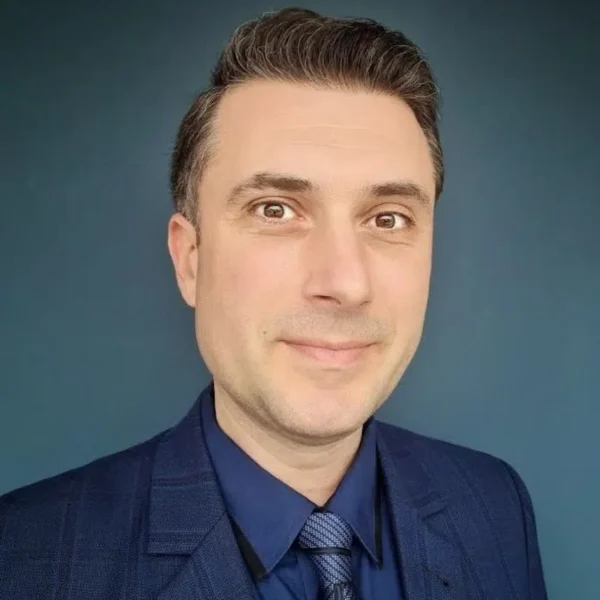 Portret al lui Florin Tanasă, broker imobiliar acreditat în București, membru APAIR și membru ABI