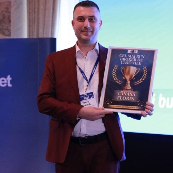 Florin Tanasă, broker imobiliar acreditat în București, primind trofeul „Cel mai bun broker de case și vile din 2025", acordat de Asociația Brokerilor Imobiliari